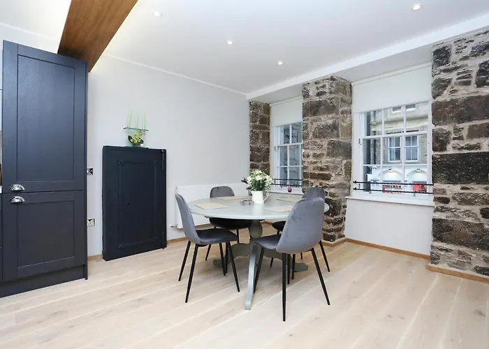 Joivy Refurbished Home On The Royal Mile